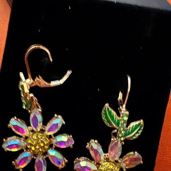🌼 Betsey Johnson NEW CRYSTAL DROP DANGLE DAISY EARRINGS 🌼 - Picture 6 of 7